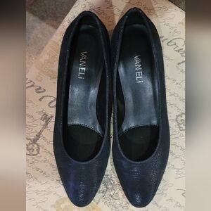Brand New never worn black pumps Size 8M Leather